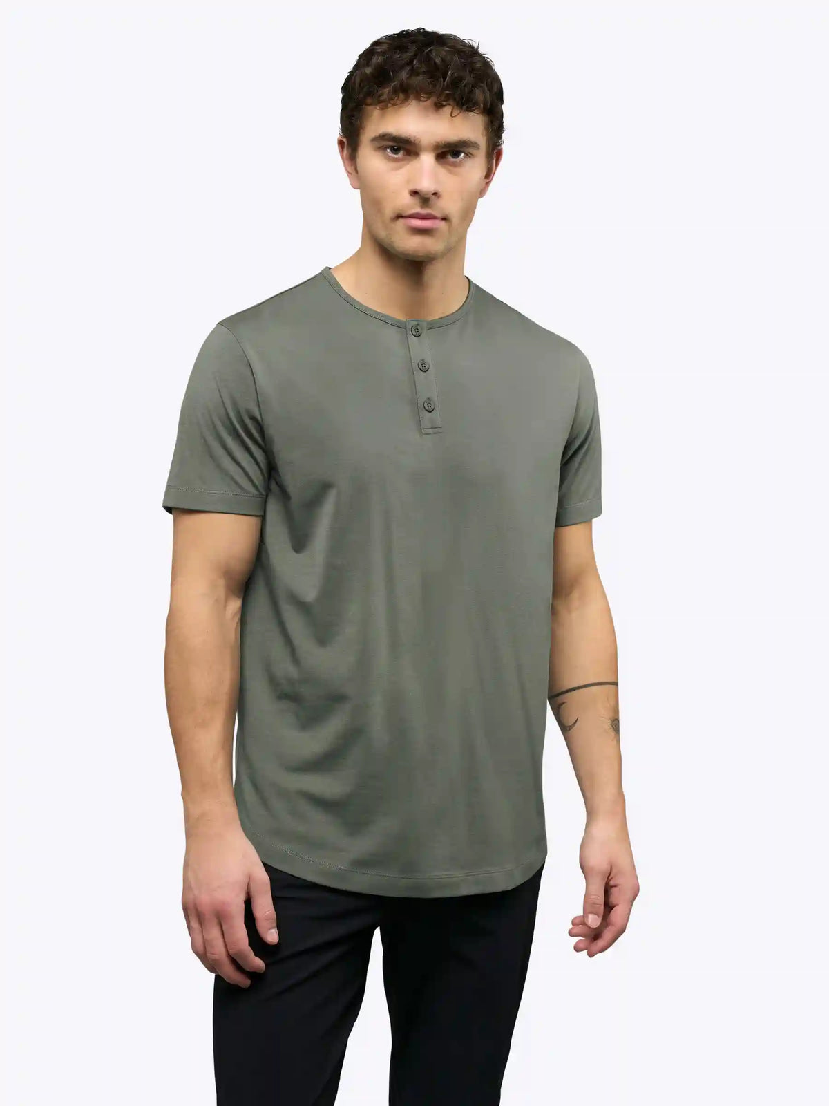 AO Henley Curve-Hem Tee | Gunmetal Signature-Fit PYCA Pro®